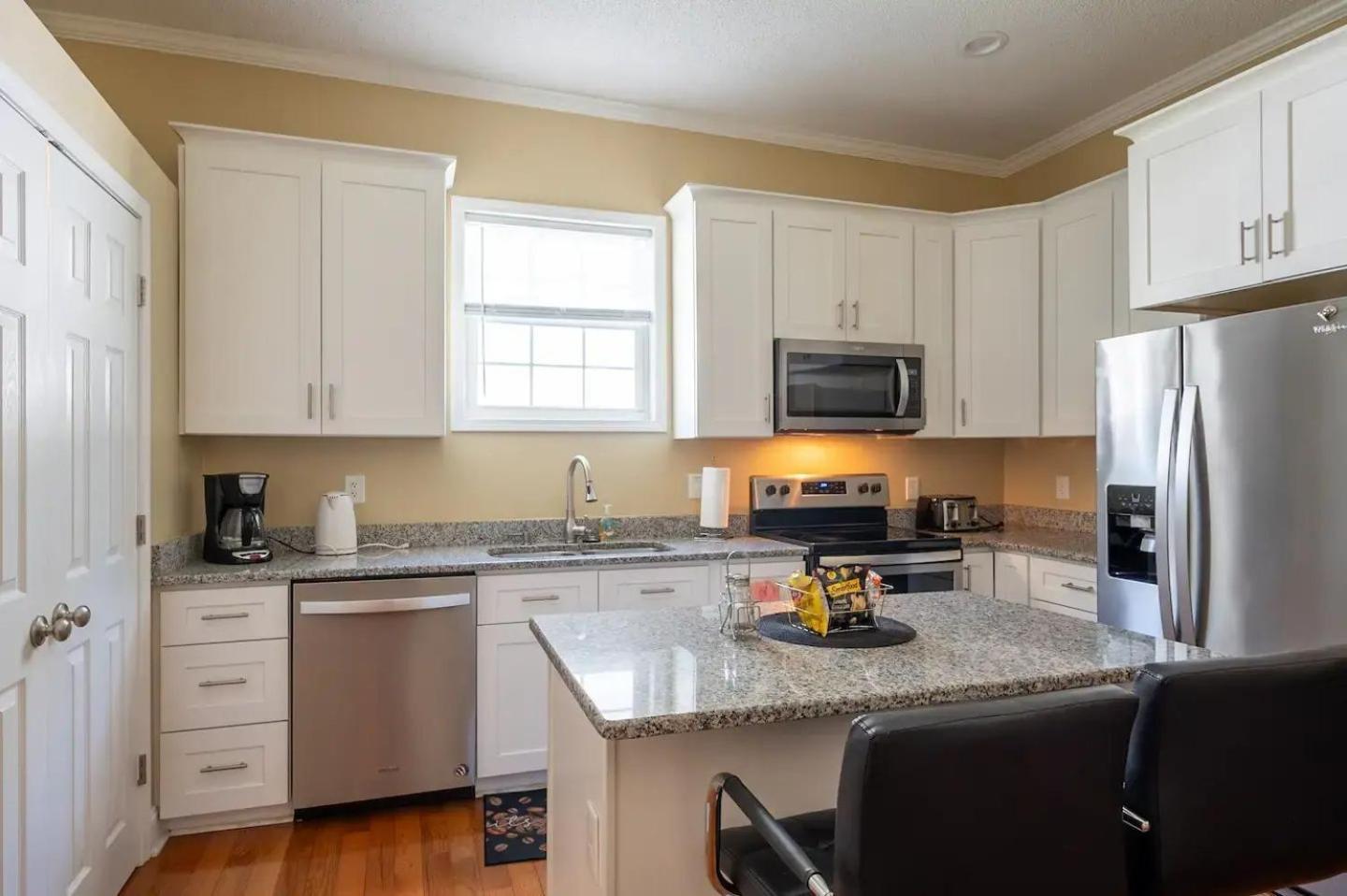 Modern 3-Bedroom, Big Fence Yard, Pets Stay Free Durham Extérieur photo