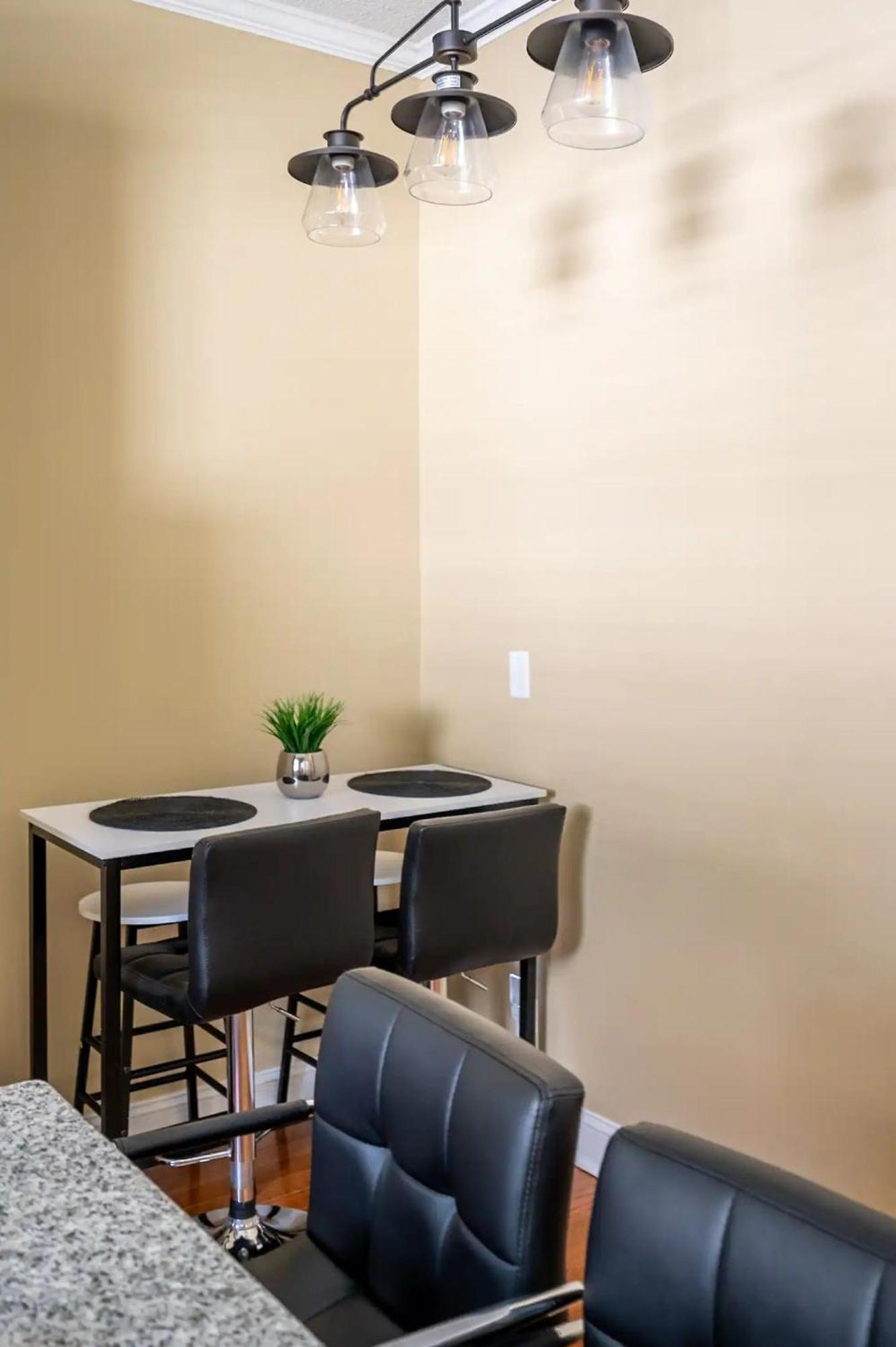 Modern 3-Bedroom, Big Fence Yard, Pets Stay Free Durham Extérieur photo