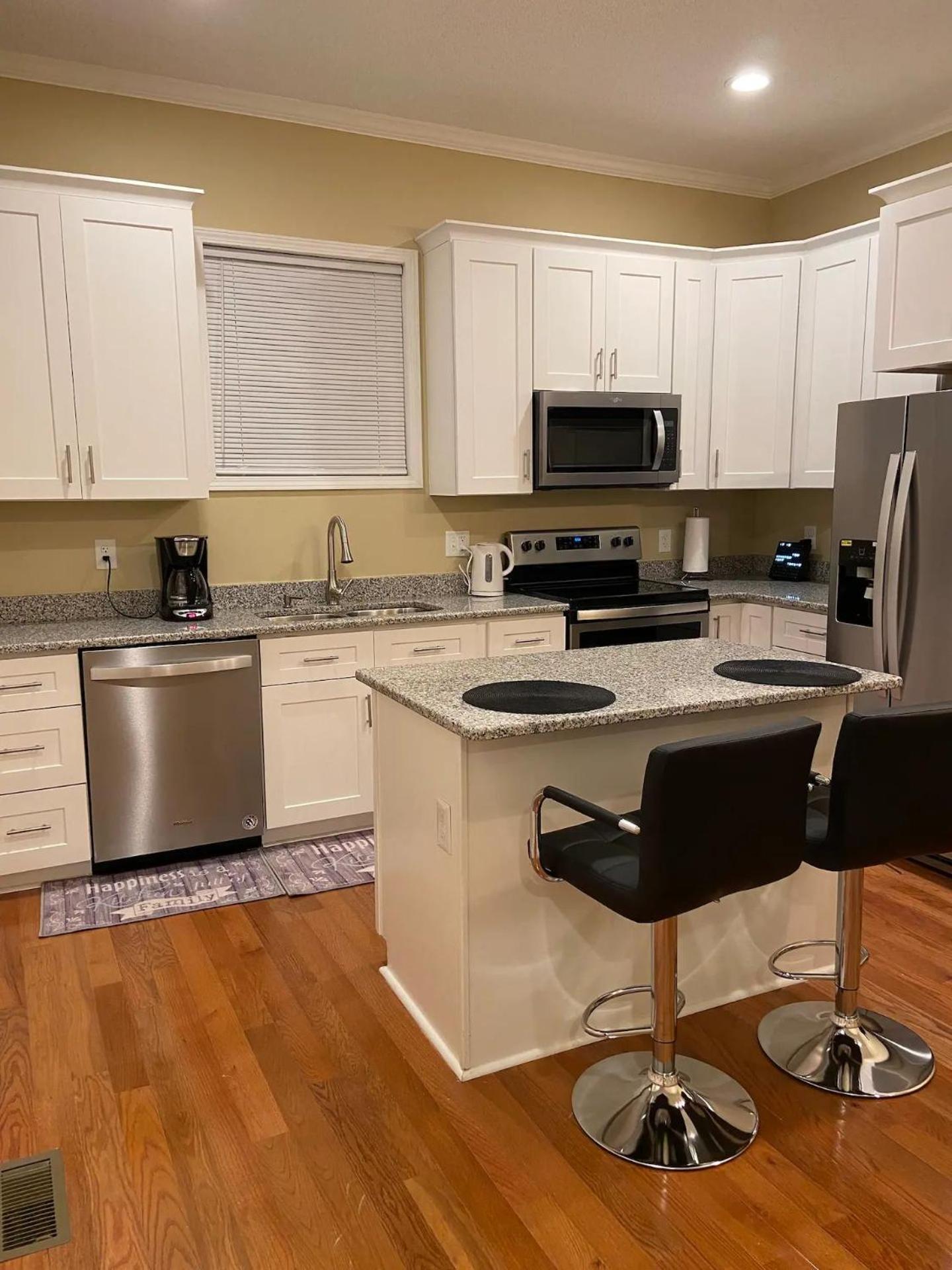 Modern 3-Bedroom, Big Fence Yard, Pets Stay Free Durham Extérieur photo